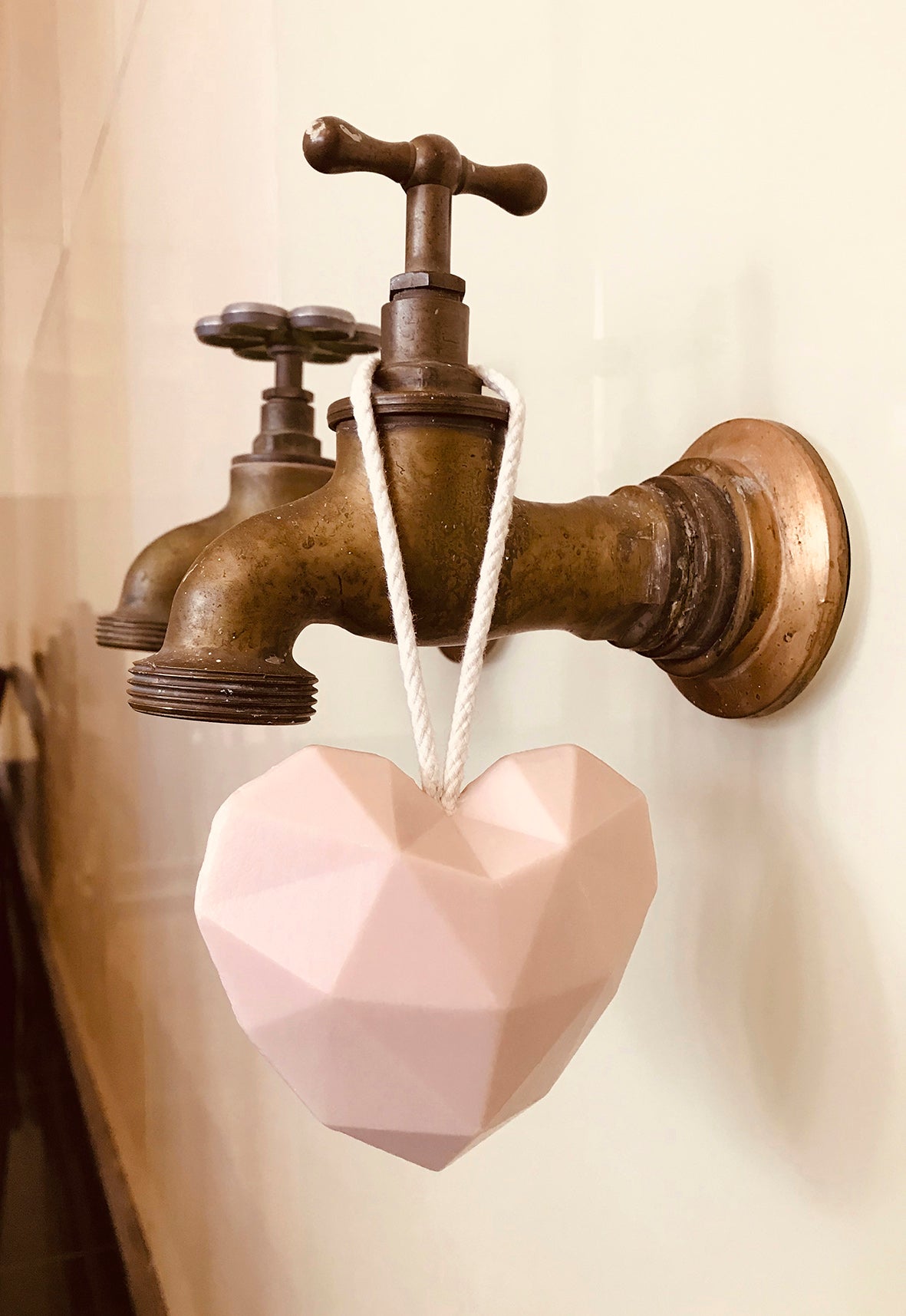 heart-soap Herz-Seife mit Kordel hängt an Wasserhahn auch als gastgeschenk seife
