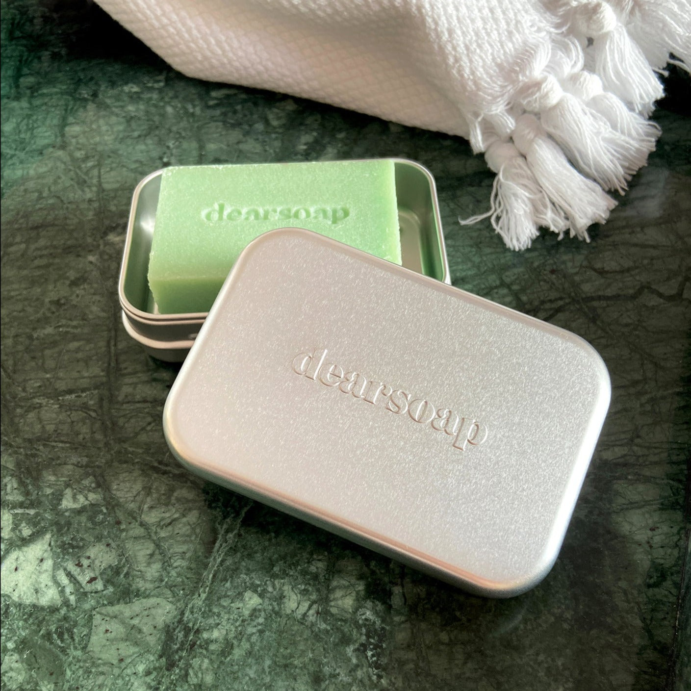 Seifenbox aus Aluminium dreiteilig geöffnet mit Seife