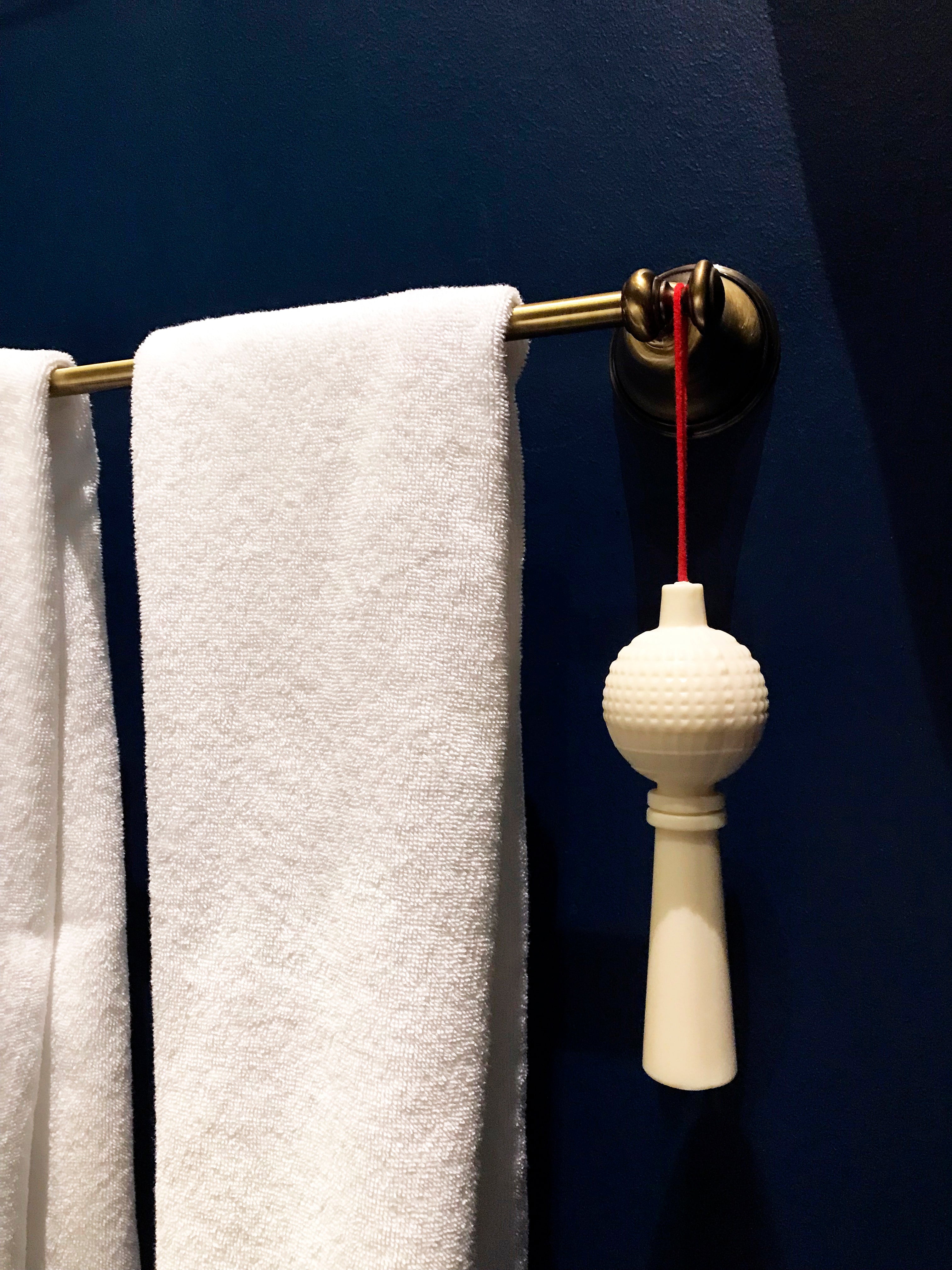 Berliner Fernsehturm als Seife mit Kordel hängt neben Handtuch, Mitbringsel berlin, handgemachte Seife Berlin