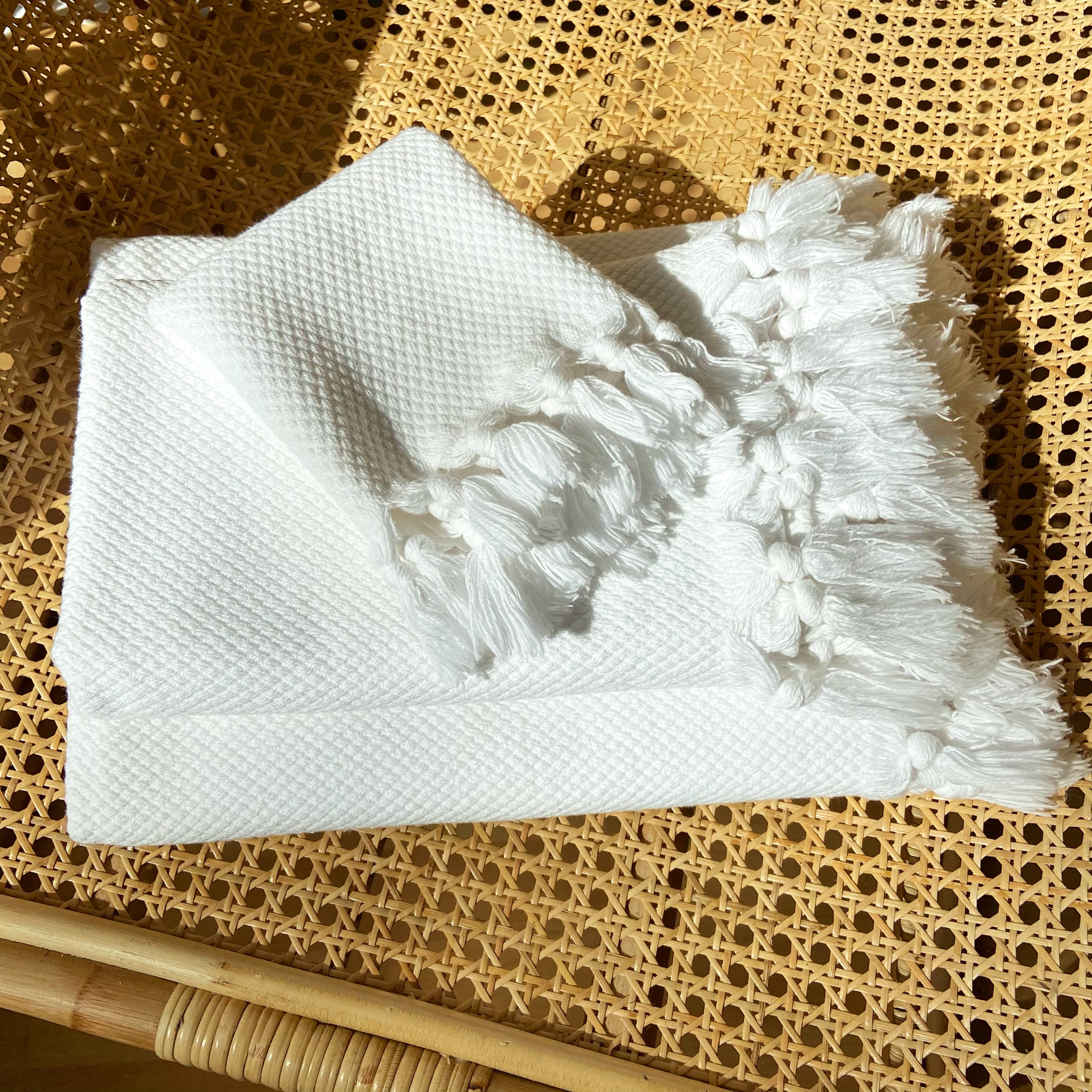 Elegantes weißes Handtuch, drei Größen