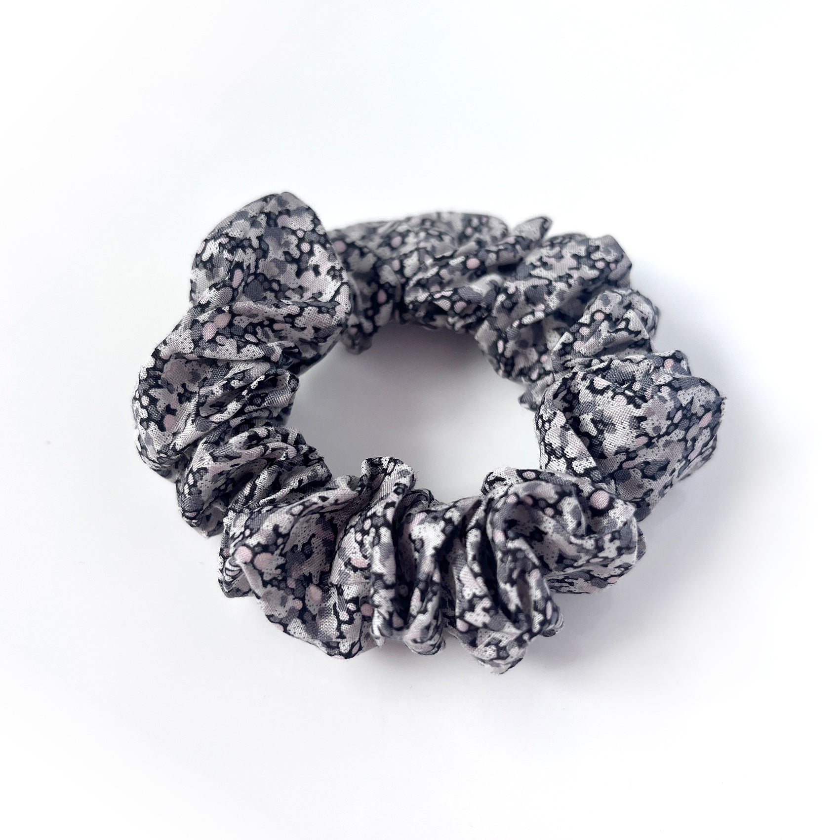 Weicher Scrunchie mit Liberty Muster rosé + grau
