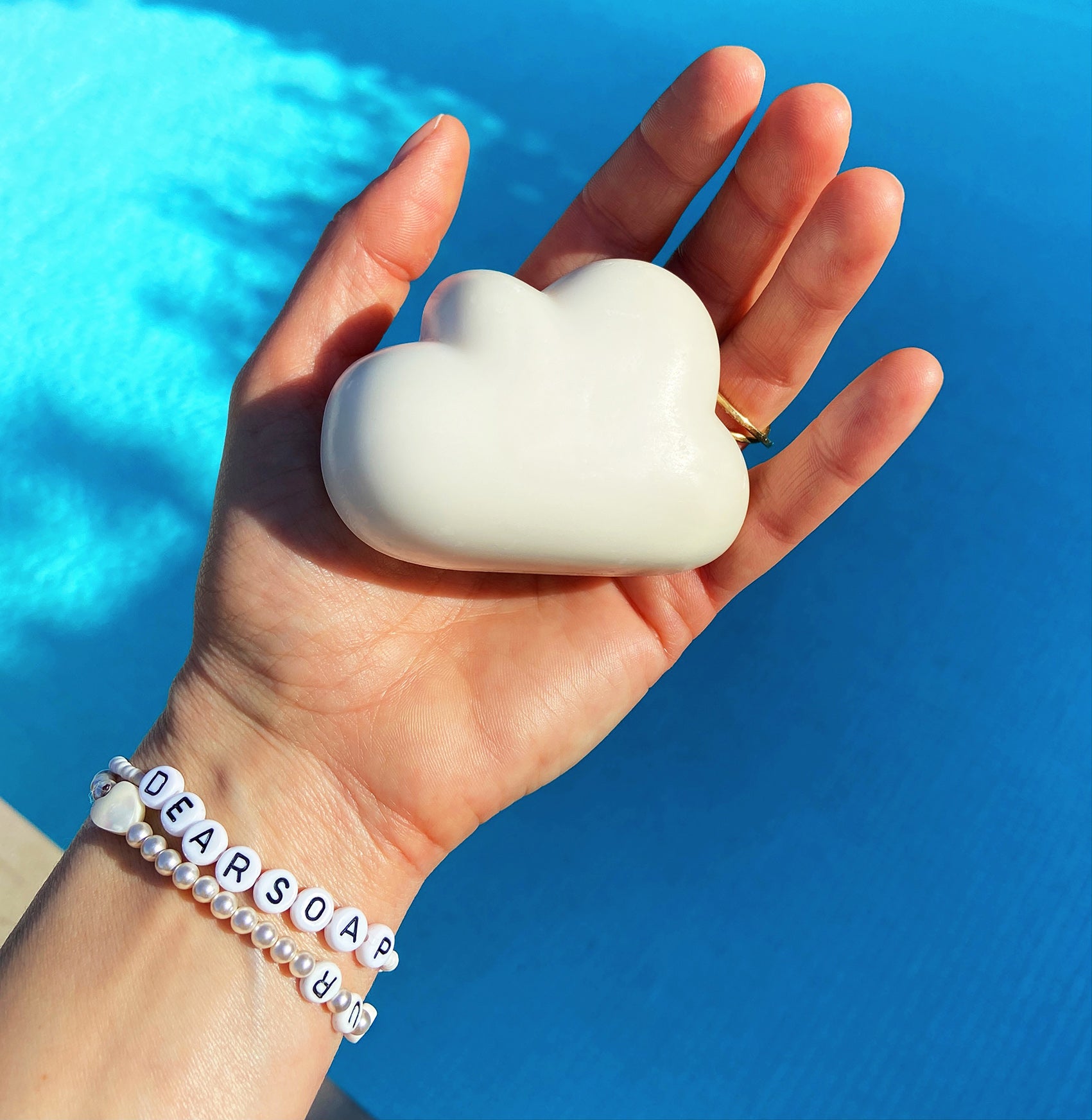 Seife in Wolkenform in der Hand