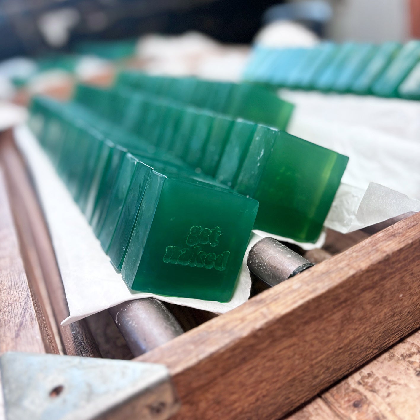 Glycerinseifen werden in der Manufaktur gestempelt und werden dann aufgereiht gelagert.